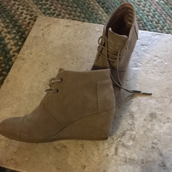 TOMS Taupe desert wedge suede lace up booties - Picture 7 of 7